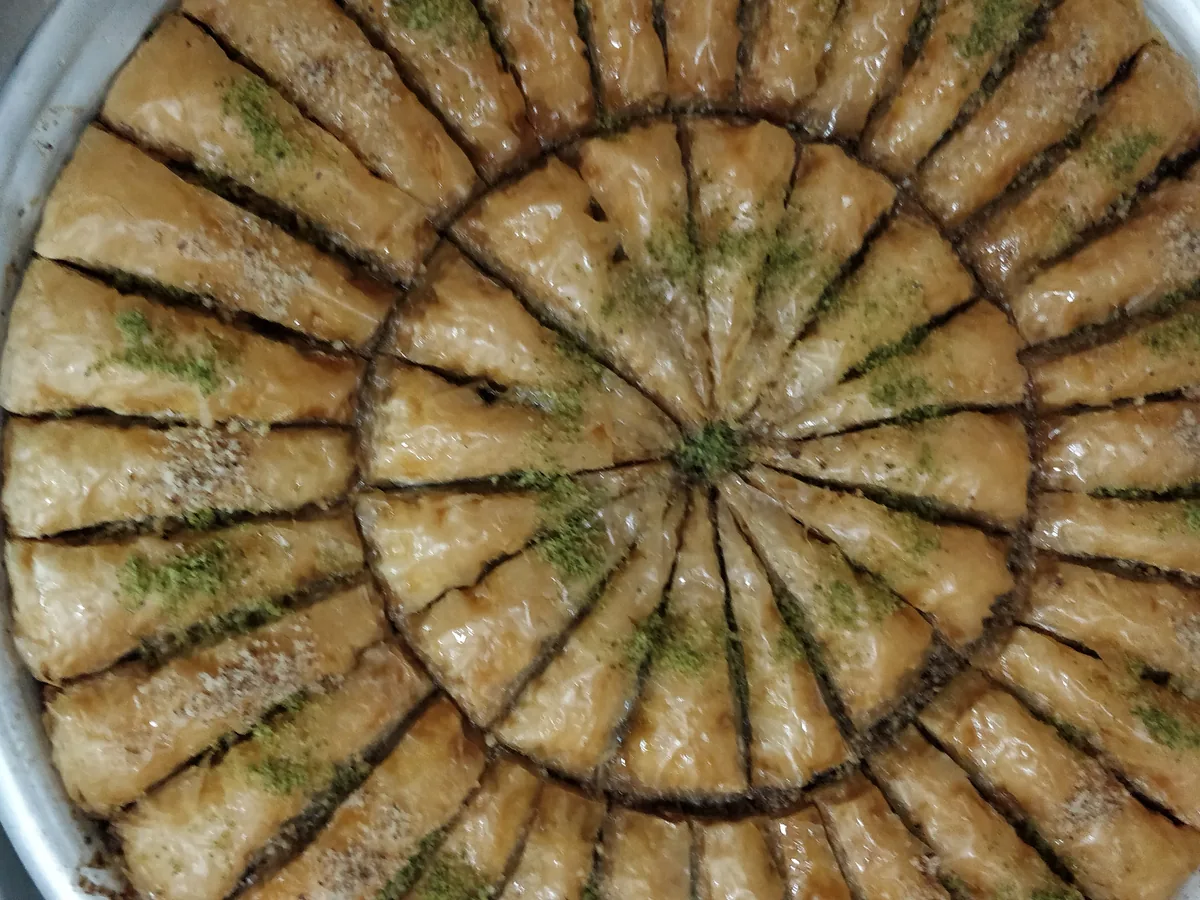 Rundes Blech mit Baklava, sternförmig geschnitten (Symbolbild)