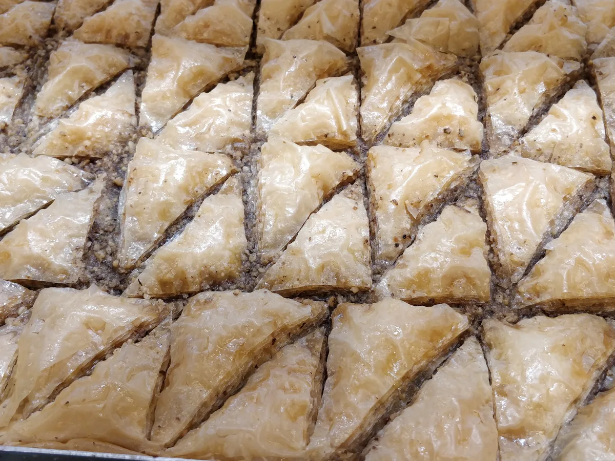 Baklava in Dreiecken auf einem Blech (Symbolbild)